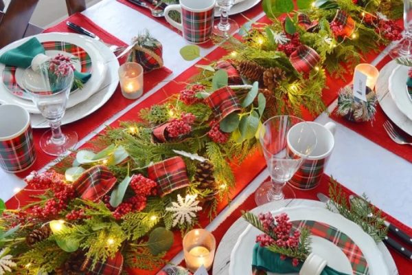 Red christmas table decor