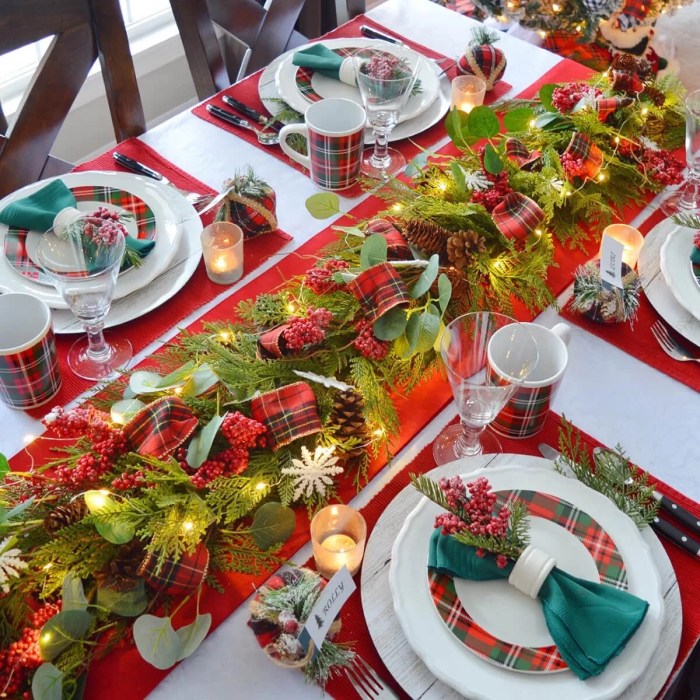 Red christmas table decor