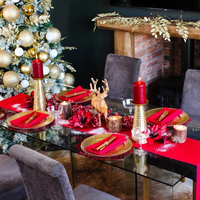 Red christmas table decor